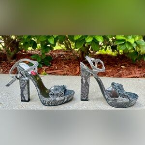 Jessica Simpson Casa Metallic Bow Platform Sandals – Size 8.5